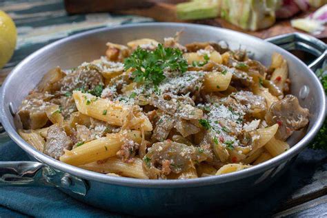 Pasta con salsiccia e carciofi