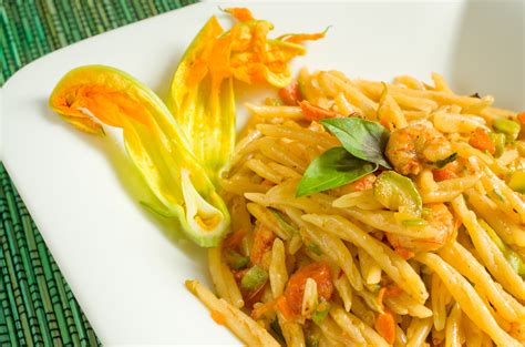 Pasta con salsiccia e fiori di zucca