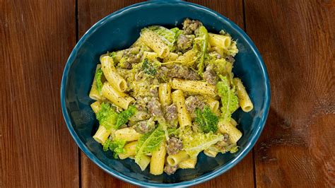 Pasta con verza e salsiccia