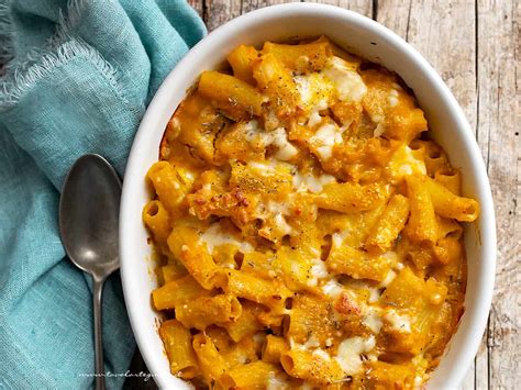 Pasta con zucca e salsiccia al forno