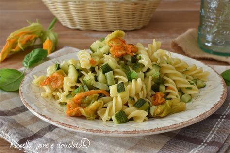 Pasta con zucchine, fiori di zucca e ricotta