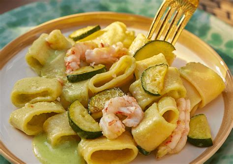 Pasta con zucchine e scampi