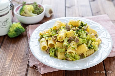 Pasta cremosa con broccoli e salsiccia