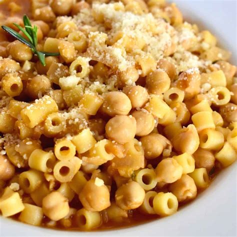 Pasta e ceci con salsiccia