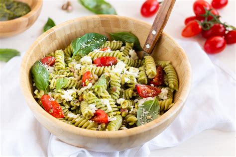 Pasta fredda con pesto e pomodorini