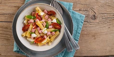 Pasta fredda con pomodorini, cubetti di cotto e ricotta al limone