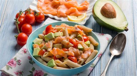 Pasta fredda con salmone e avocado