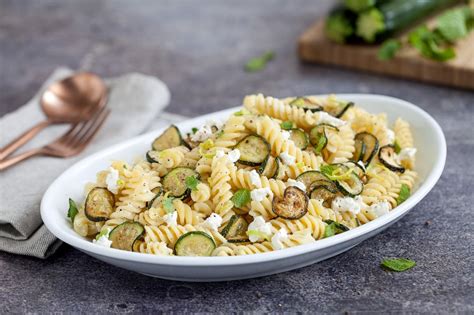 Pasta fredda con zucchine, ceci e feta