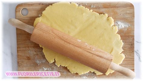 Pasta frolla stesa con matterello