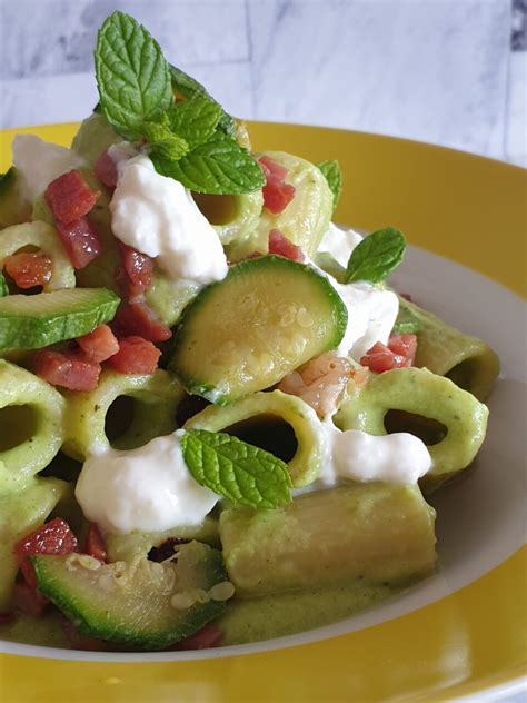 Pasta zucchine e burrata