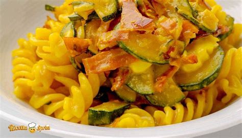 Pasta zucchine speck e zafferano