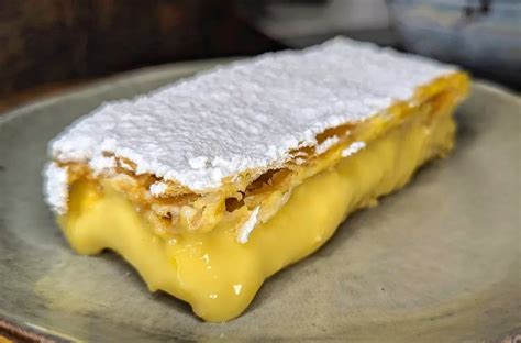 Pasticcini di pasta sfoglia con crema pasticcera