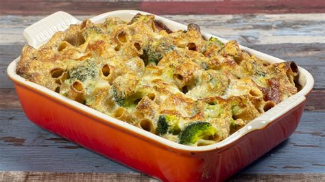 Pasticcio di pasta al forno con broccoli e pancetta