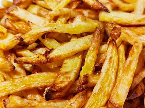 Patate fritte nella friggitrice ad aria