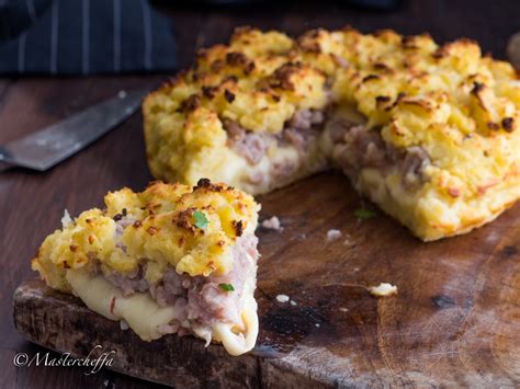 Patate pasticciate con salsiccia e mozzarella