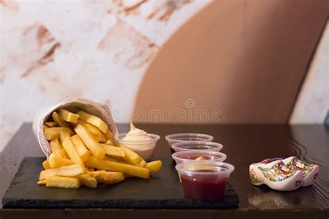 Patatine fritte con diverse salse