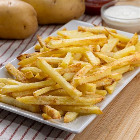 Patatine fritte fresche in friggitrice ad aria