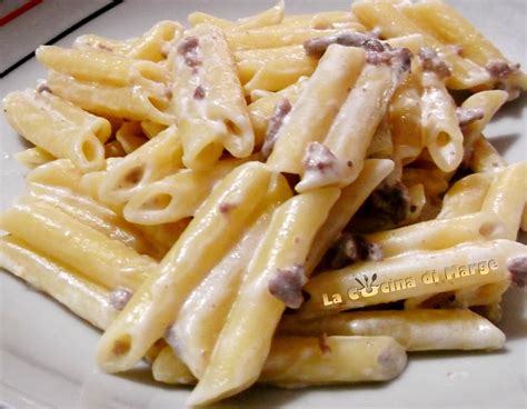 Penne con Sugo di Salsiccia e Olive