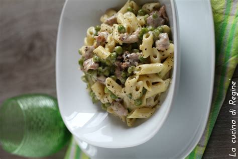Pennette con salsiccia e piselli