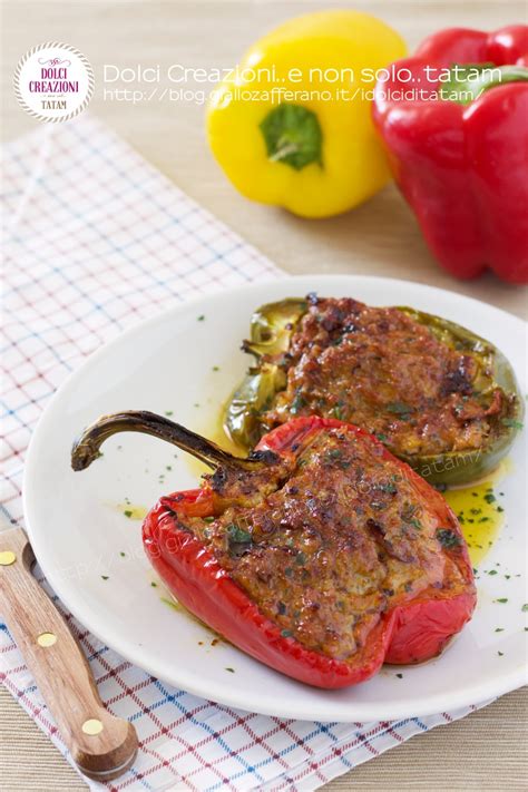 Peperoni ripieni di carne e salsiccia al forno