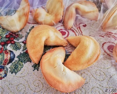 Persone che aprono i biscotti della fortuna