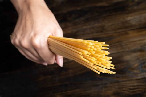 Pesare gli spaghetti con le dita
