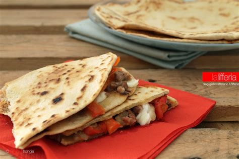 Piadina con Salsiccia e Peperoni