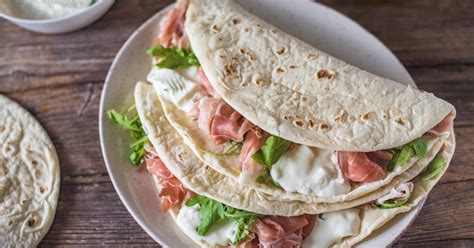 Piadina con crudo, squacquerone e rucola
