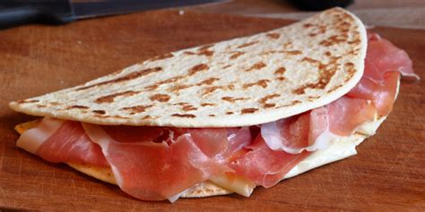 Piadina con prosciutto crudo e insalata