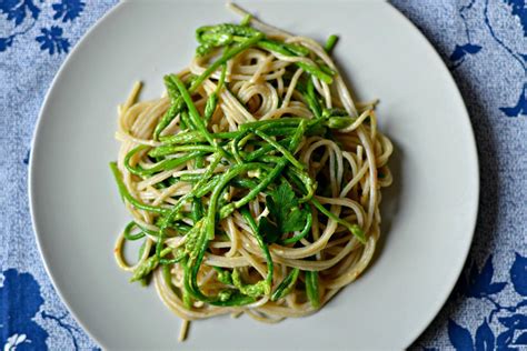 Piatti con asparagi selvatici