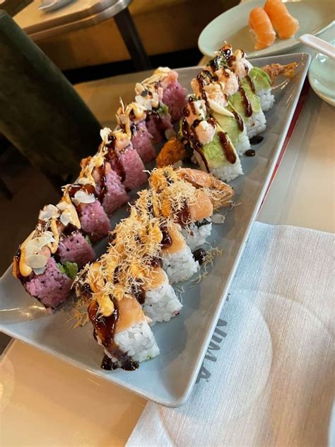 Piatti di sushi e uramaki al NIMA Sushi