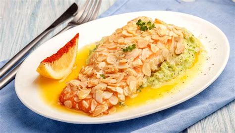 Piatto di Salmone al Forno con Mandorle
