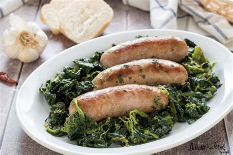 Piatto di malfatti con broccoletti e salsiccia