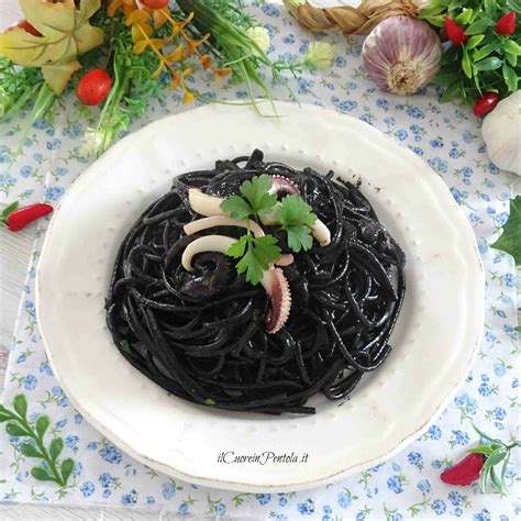 Piatto di pasta al nero di seppia