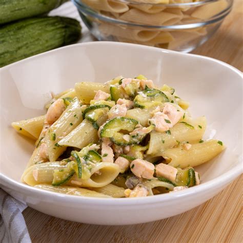 Piatto di pasta con salmone e zucchine