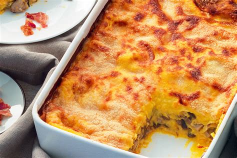 Piatto di pasticcio con zucca e funghi