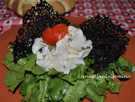 Piatto di pesce con cialda al nero di seppia