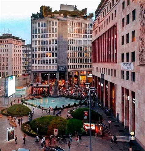Piazza San Babila a Milano negli anni '80
