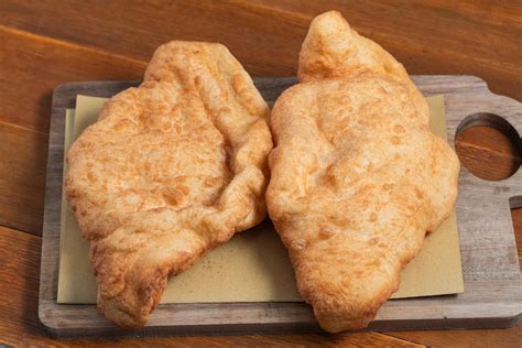 Pizza Fritta con Ricotta e Cicoli