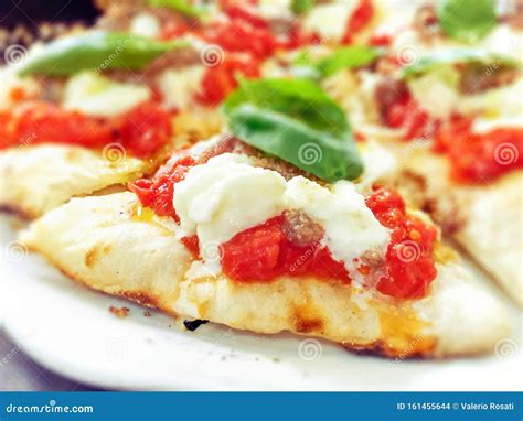 Pizza Margherita con pomodori freschi