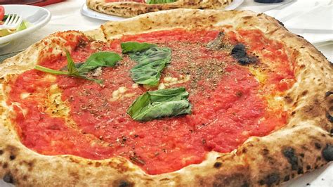 Pizza Napoletana con ingredienti freschi