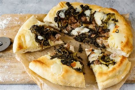 Pizza Parigina con Salsiccia e Friarielli