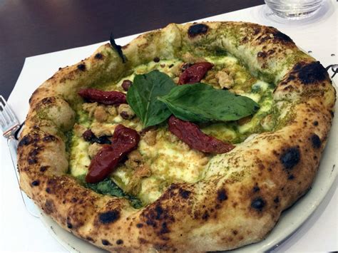 Pizza Pesto e Pomodori Secchi