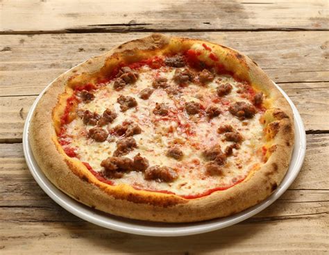 Pizza Salsiccia, Funghi e Cipolla