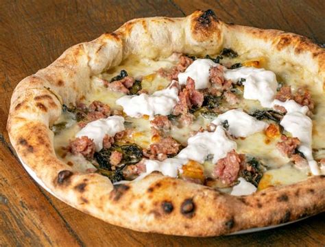 Pizza Salsiccia e Burrata
