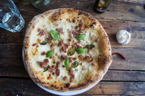 Pizza Salsiccia e Mozzarella