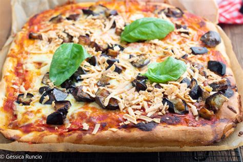 Pizza con Melanzane alla Siciliana