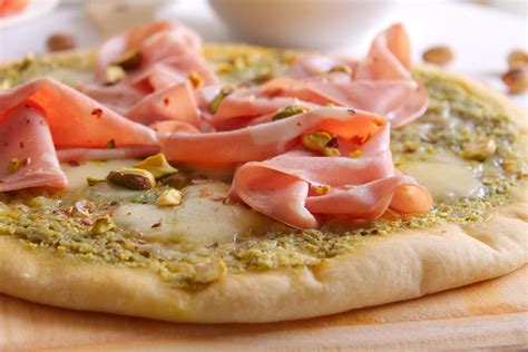Pizza con Patate e Pesto di Pistacchio