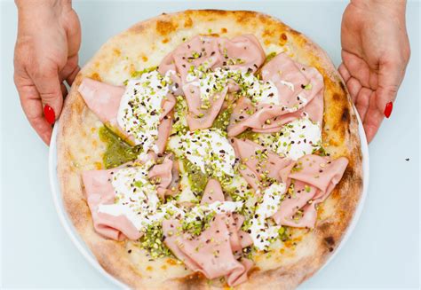 Pizza con Pesto di Pistacchio e Pomodorini