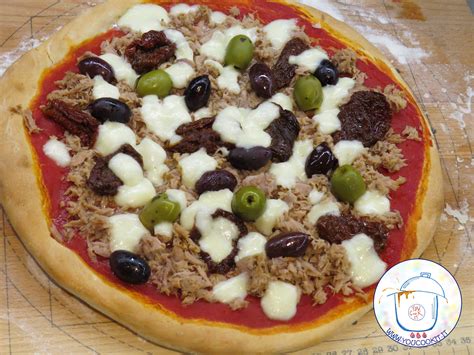 Pizza con Pomodori Secchi e Tonno